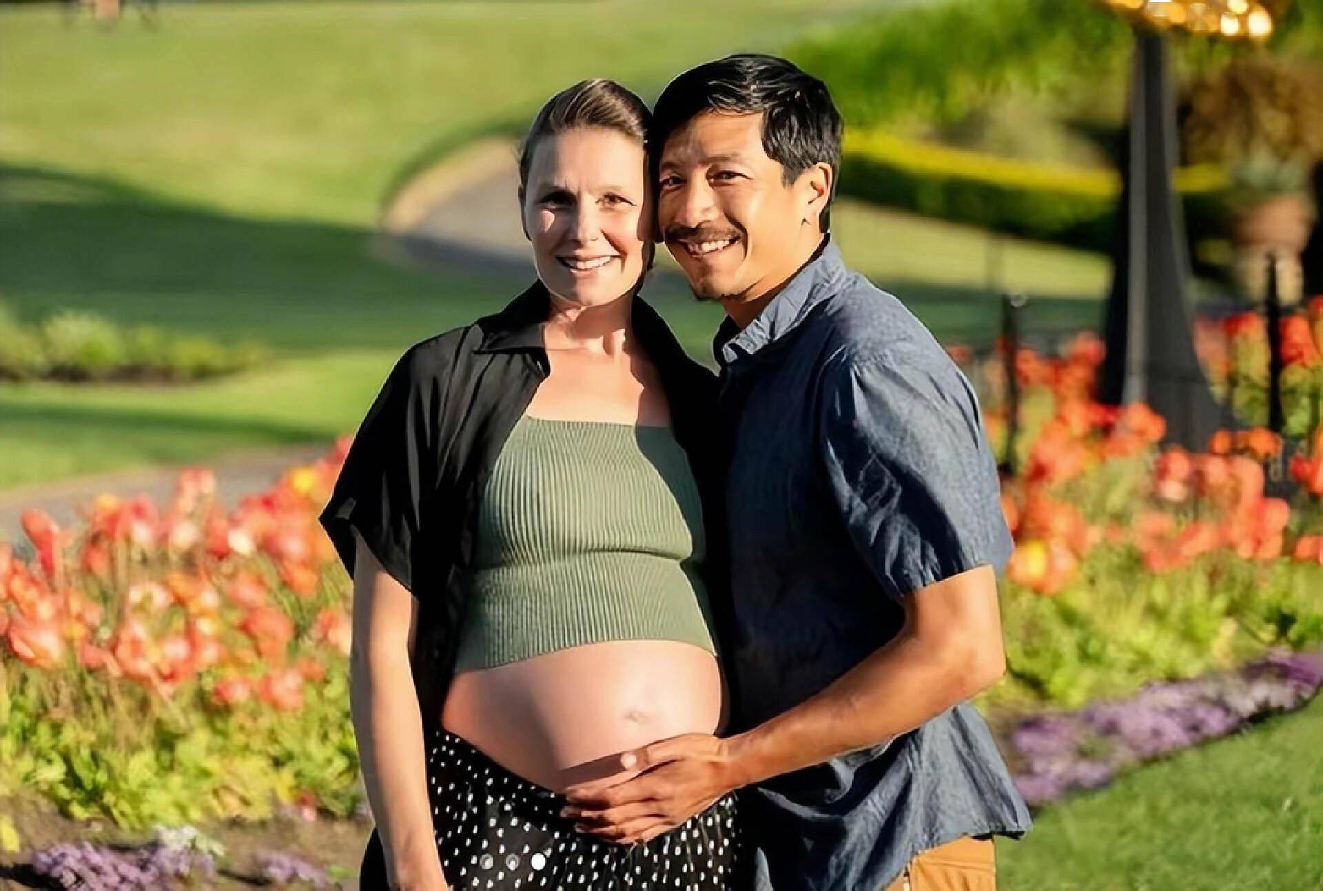 郑佩佩和台湾富商原文通曾经有过一段婚姻,两人育有三个女儿和一个