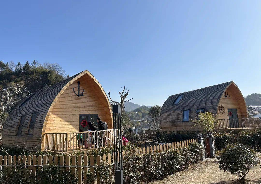 形成了磨子潭镇堆谷山,单龙寺镇屋脊山,太阳乡金竹坪,诸佛庵镇画家村