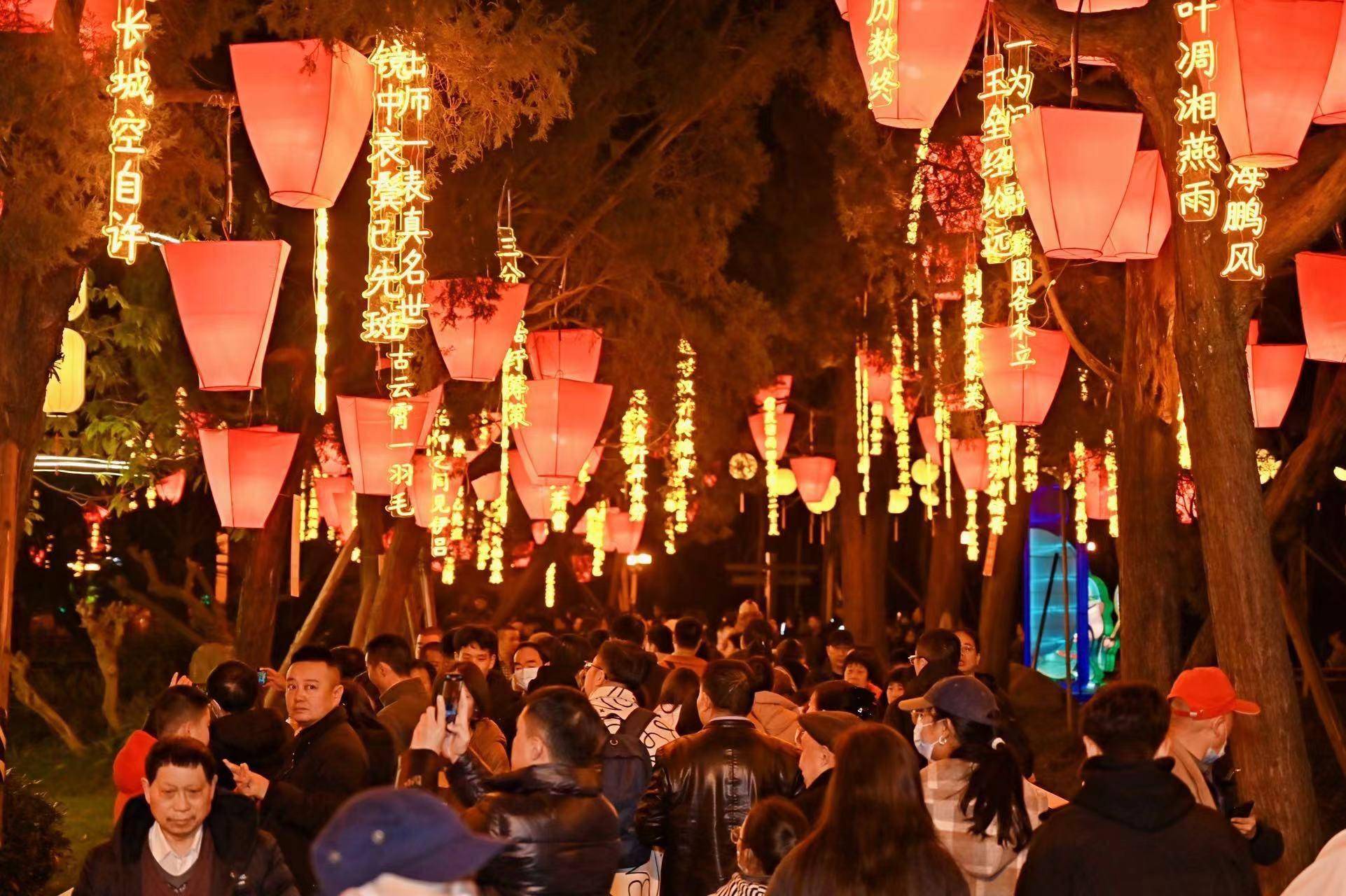 武侯祠成都大庙会开启人从众模式_灯组_观众_市集