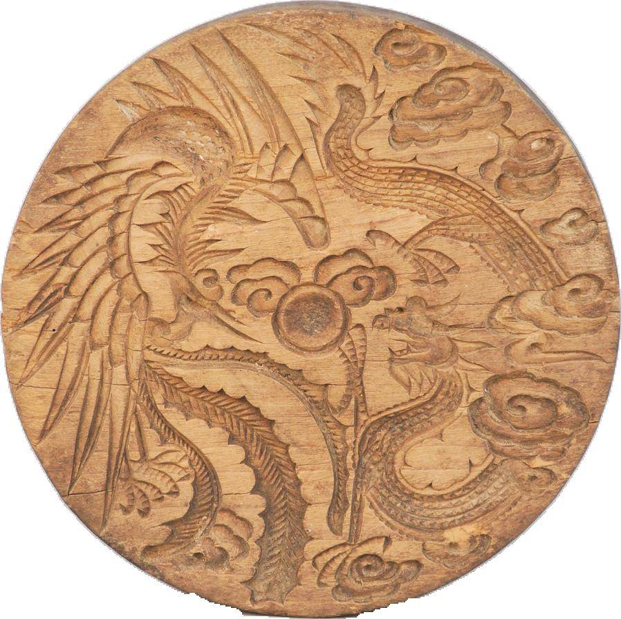 已经染上了时光温润的痕迹,上面雕刻的龙凤戏珠,龙鳞依旧清晰,风雨