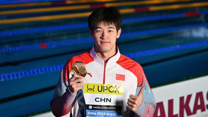 在男子 100 米自由泳决赛的比赛当中,不久前刚刚创造世界纪录的潘展乐