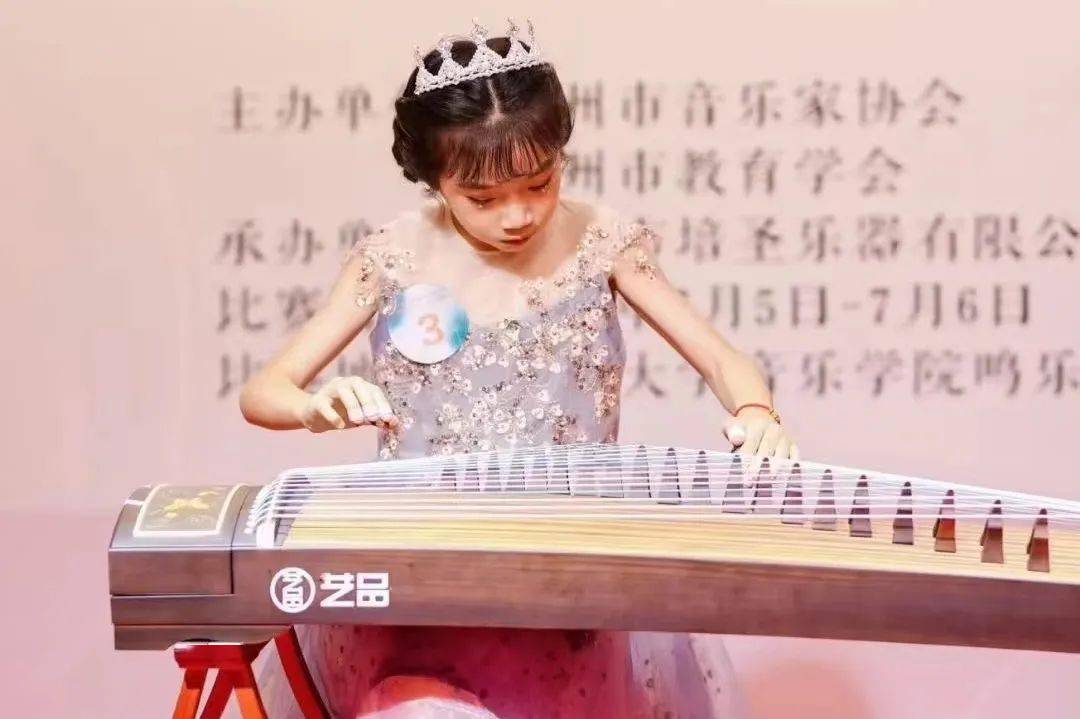 我学习了小快板,朗诵,古筝,毛笔等,并积极参加各大比赛,用不骄不躁