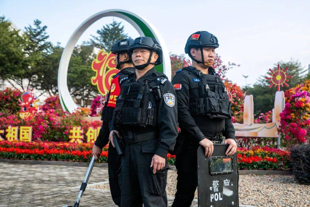 翔安特警"曾叔"的这个春节……_孩子_女子_曾仁