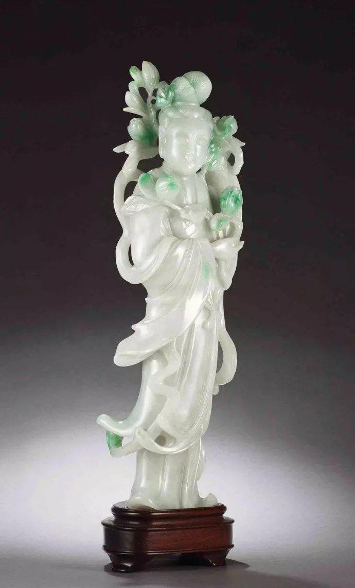 器为三足立杯式,口沿凸雕对称二立柱,杯身雕博古纹,饰兽首衔环,杯底三