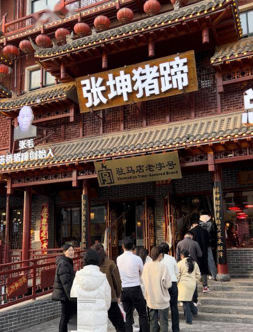 一天卖出一吨猪蹄 探访百年老字号"塔桥张坤猪蹄"|走