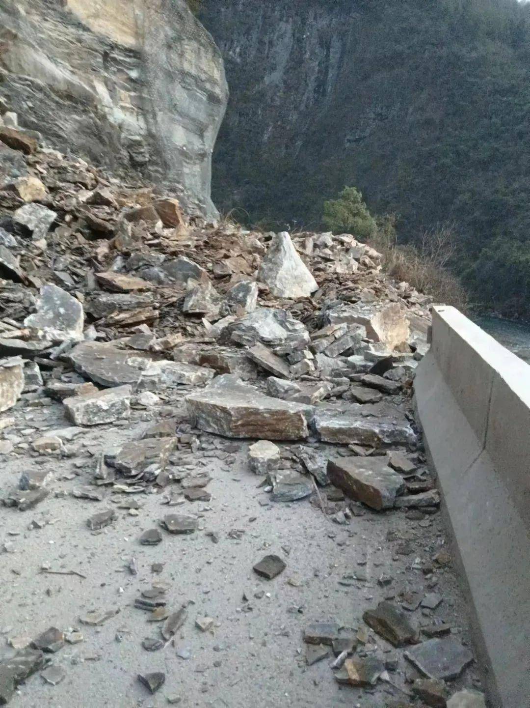 掌上张家界讯 2月16日,桑植县g353国道陈家河三漤子路段发生山体滑坡