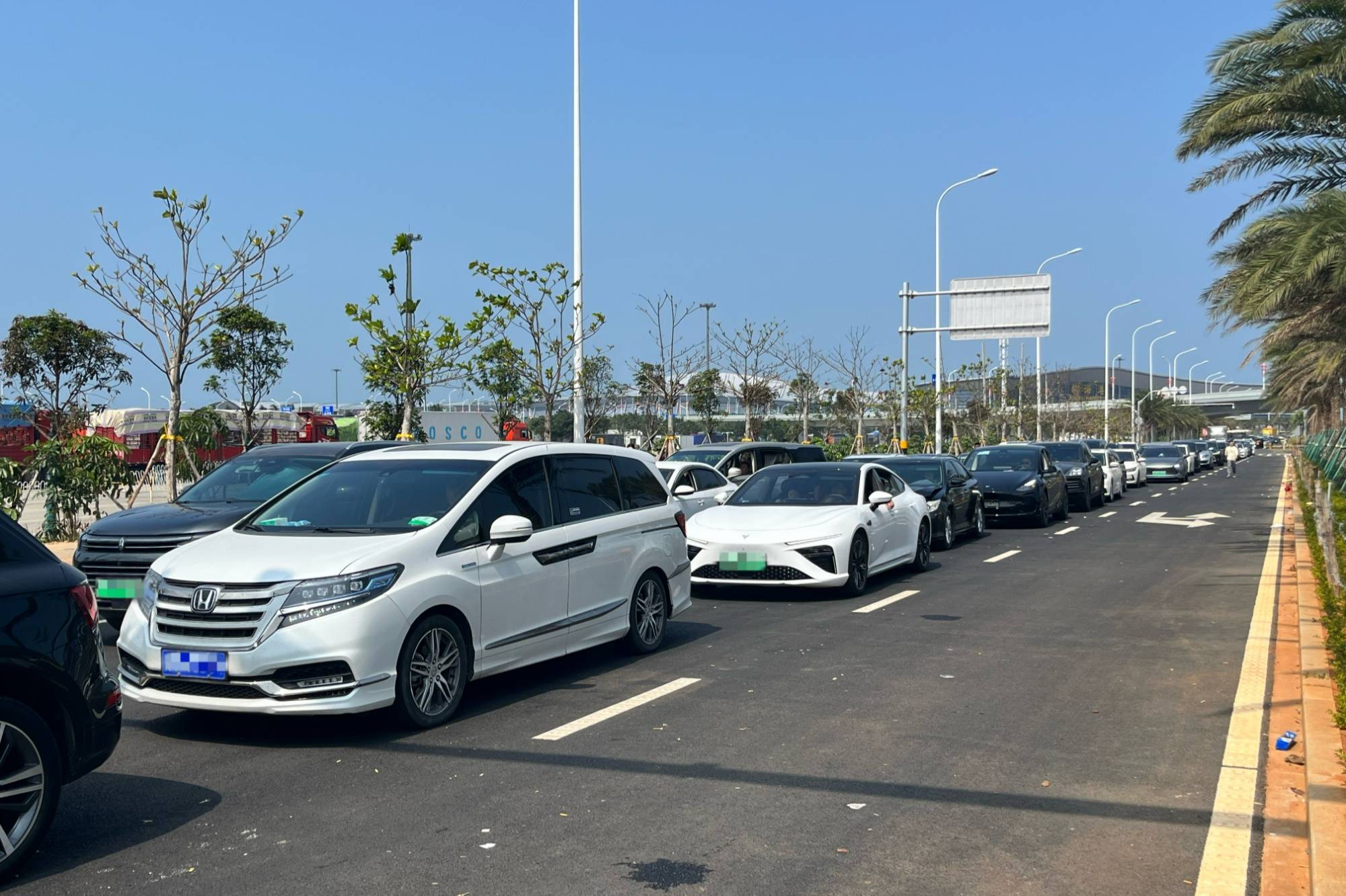 海口南港碼頭待渡車輛排長龍 交警:未購票車輛請勿