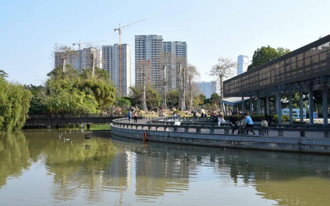 灯都生态湿地公园占地超千亩,集生态,休闲,健身及灯光文化旅游于一体.