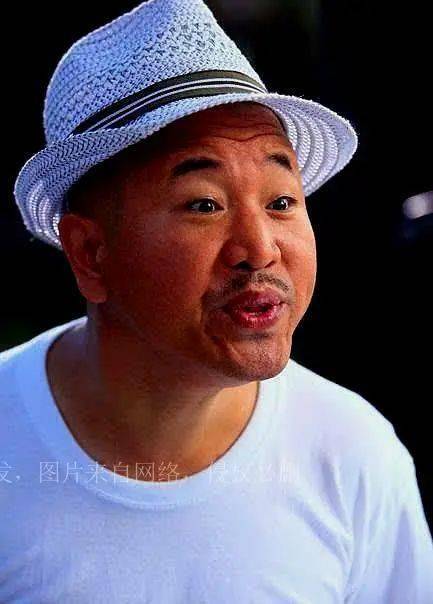 尽管父母都是二人转演员,他最初对评剧表演产