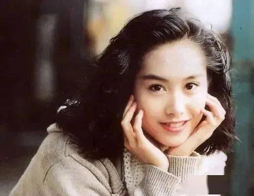 51岁朱茵现状曝光,放着豪宅不住,去到下乡种地,却羡慕