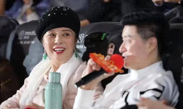 范丞丞年近70的父母现身《飞驰人生2》首映现场,果真是富贵养人_电影