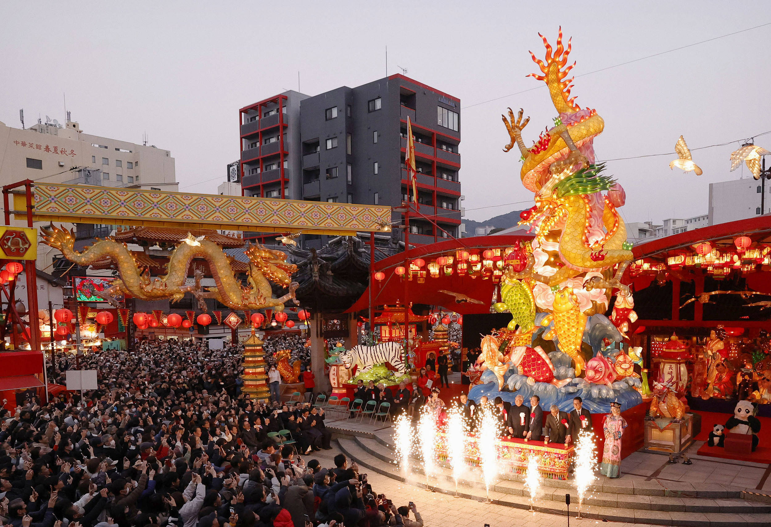 龙腾四海|金龙献瑞庆新春,日本多地举办龙年庆祝活动