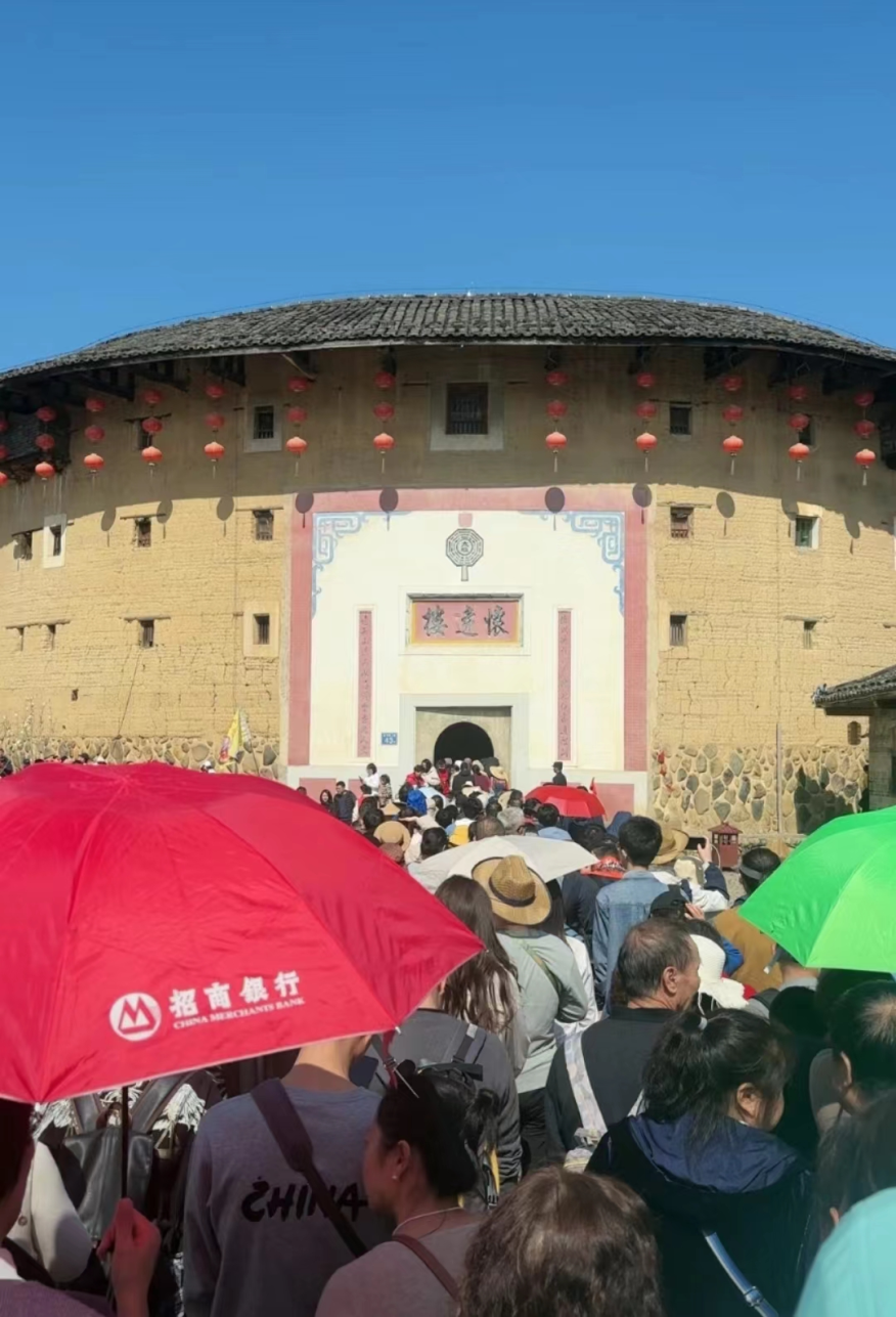 接待人数排名前五的景区依次为:平和三平风景区,福建土楼(南靖)旅游