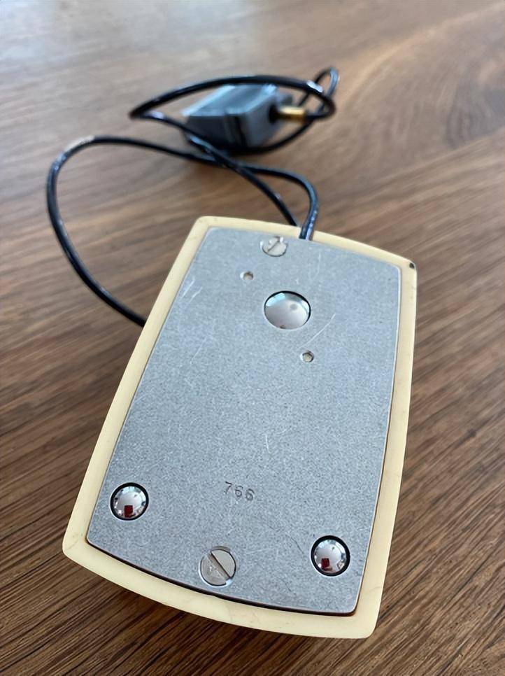 鼠标里的小球,是什么时候消失的?_显示系统_图片_来源