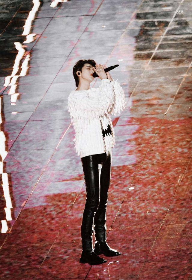 240217 舞台之星,蔡徐坤大长腿再成焦点!_音乐_黑色_紧身