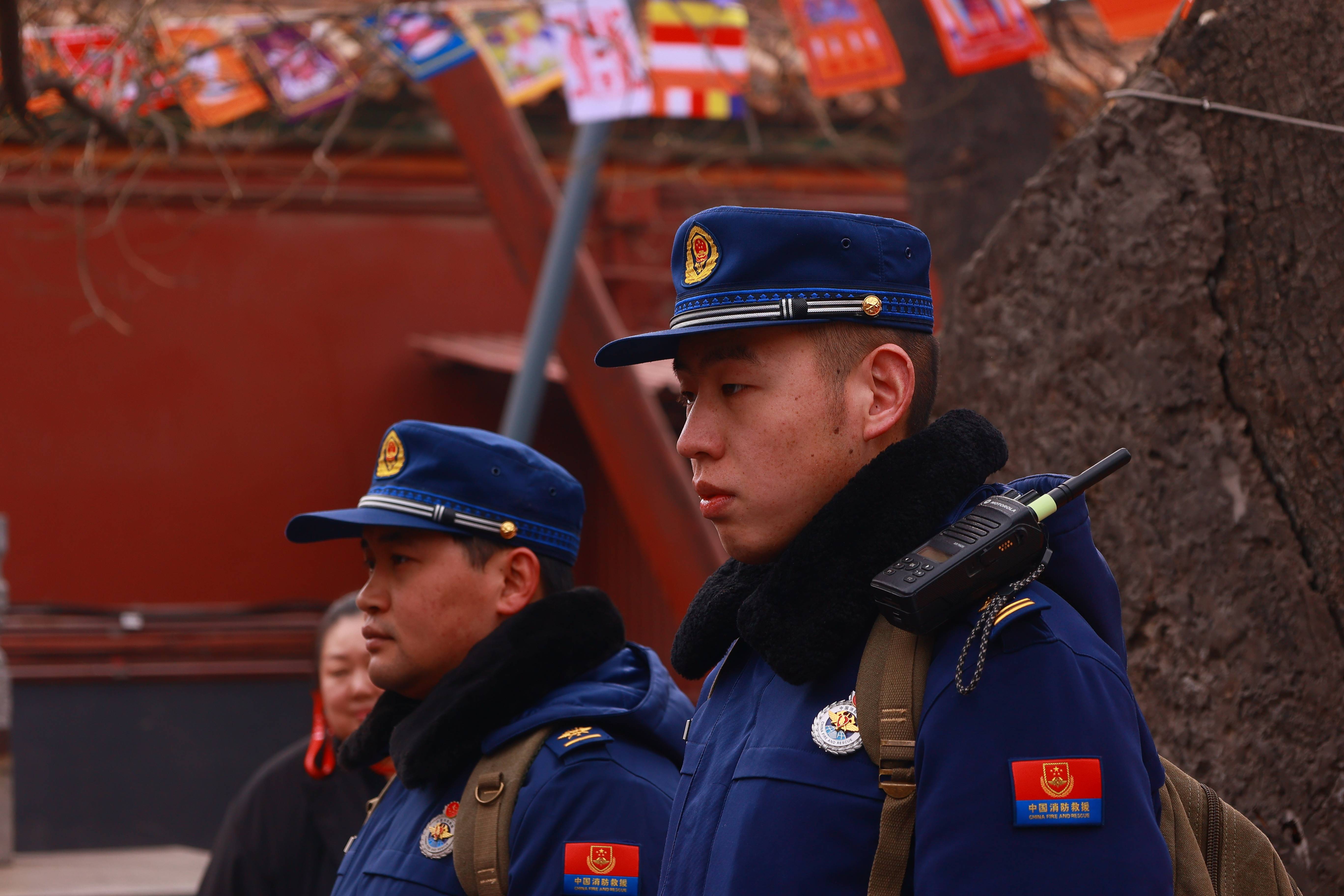 北京东城消防员每日动态巡逻10小时,确保雍和宫消防安全