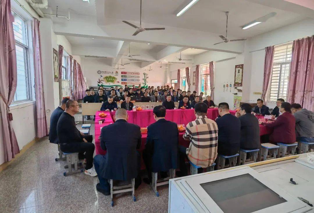 恳亲座谈会中,三乡村党总支书记张建都通报近年来村两委班子的工作
