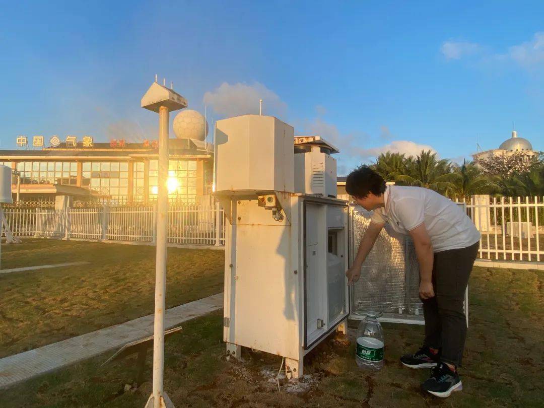 在春节假日期间,气象工作人员在三沙市永兴岛气象观测场开展仪器设备