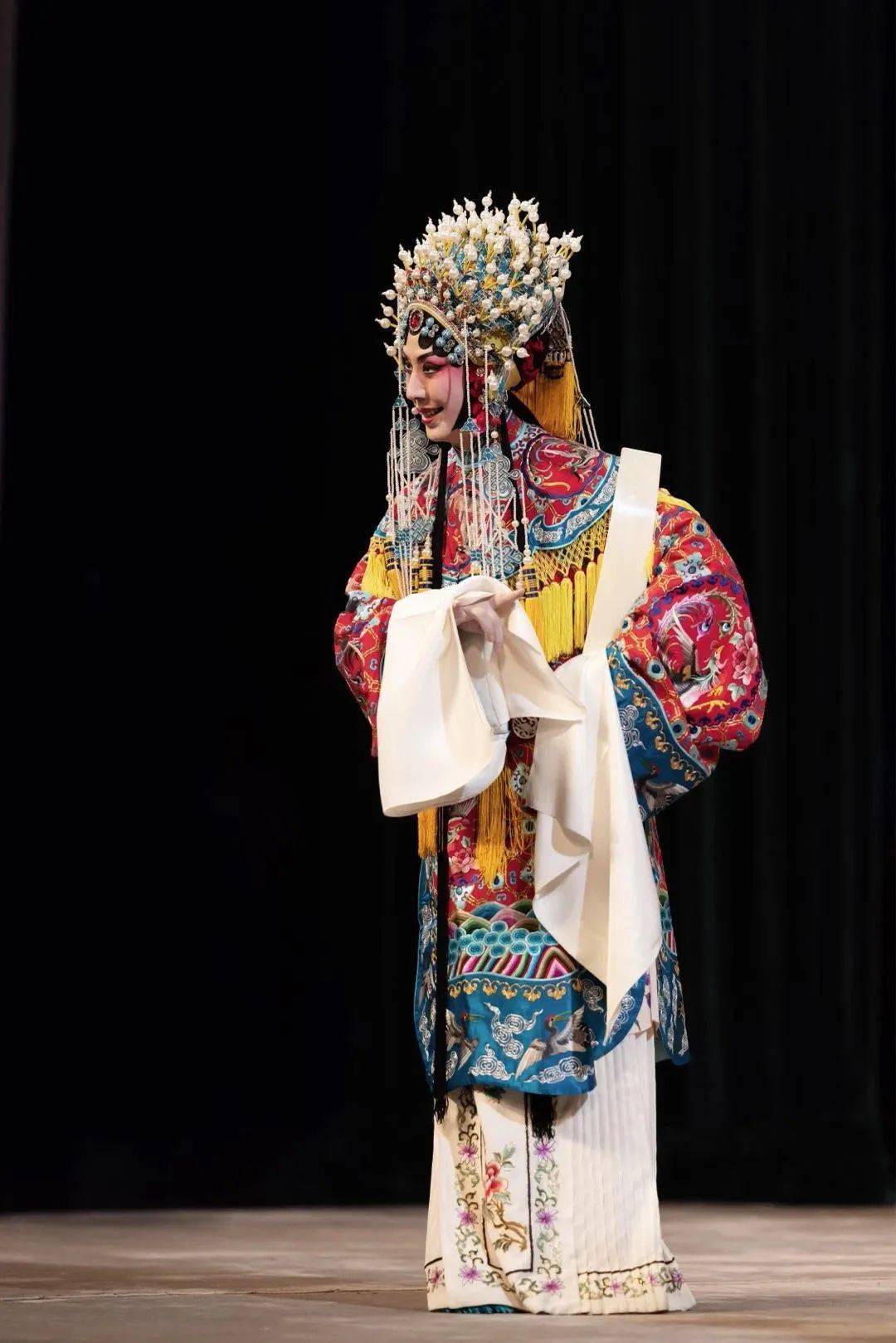 老生薛平贵,青衣王宝钏贯穿始终,辅以京白,旗装的代战公主,此