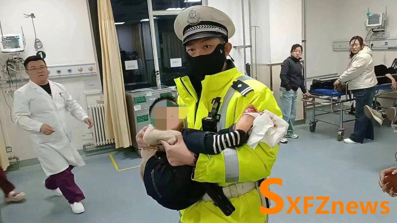 幼童腿部骨折,大同交警"公主抱"飞奔送医_孩子_伤者_母亲