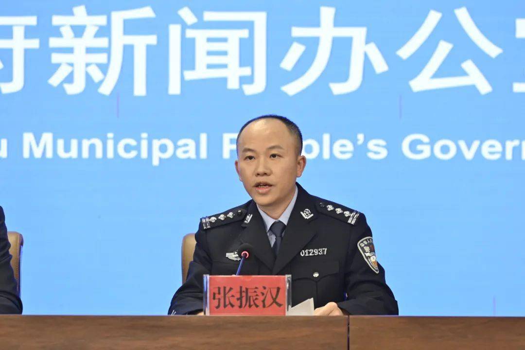 符才丽:好的,这个问题就有请市公安局交警支队的张振汉先生作解答.
