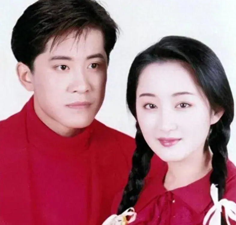 8次上春晚的杨钰莹"旧爱",作死被捕入狱,如今54岁被全世界抛弃_毛宁