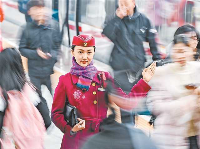 列车长曾媛婧,1997年生,2017年参加工作.