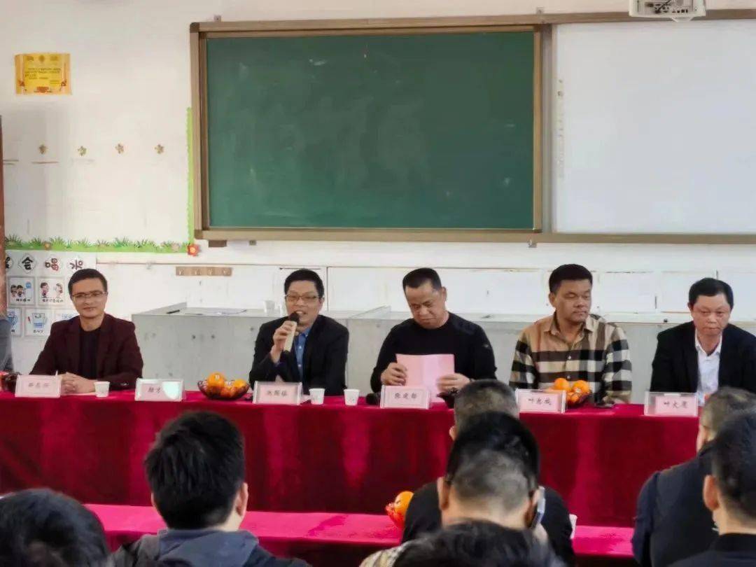 恳亲座谈会中,三乡村党总支书记张建都通报近年来村两委班子的工作