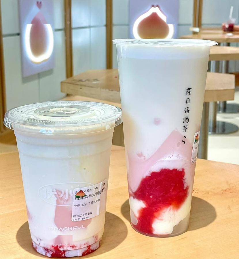 旗下招牌产品伏见桃山,草莓大福奶茶等,都是小红书上拍照打卡的热门常