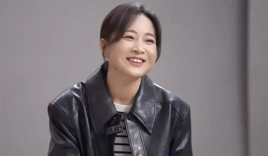 因为大家发现照片中的贾玲,不管从背影还是正面,都消瘦了不少!