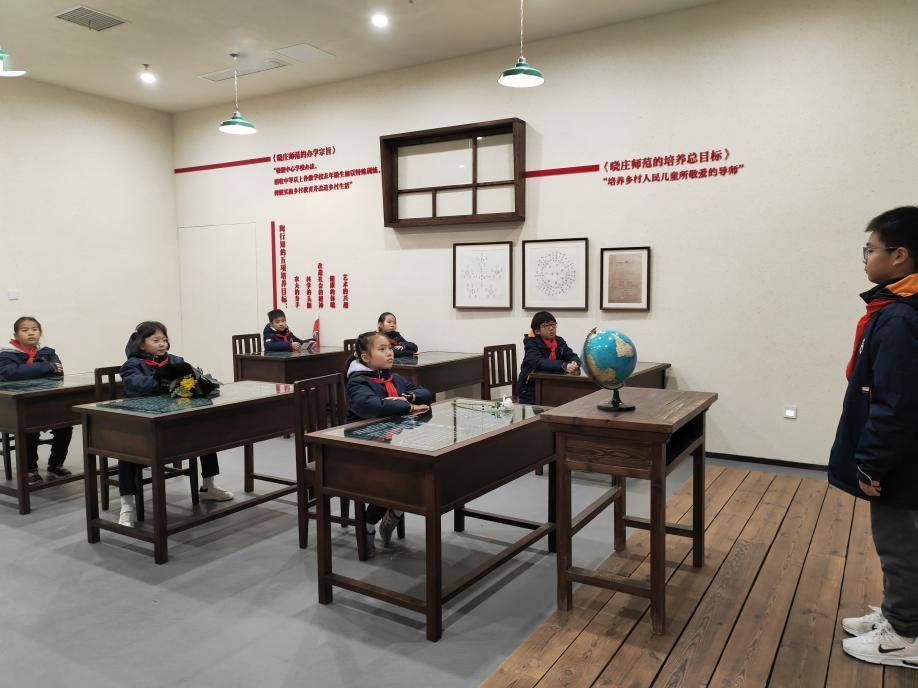 依次参观了"理想信念""道德情操""扎实学识""仁爱之心"四个主题厅