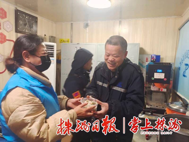 14年的爱心活动——每年除夕,他们给公交司机送饺子_晚报_杨凌_调度室
