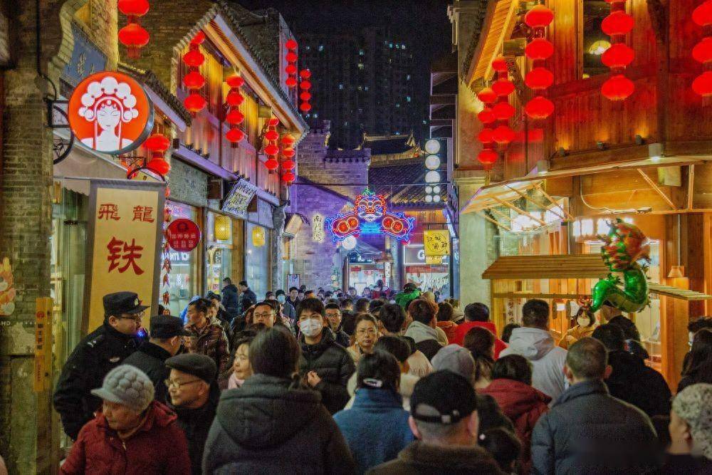 2月10日,安徽芜湖古城花街游人如织.