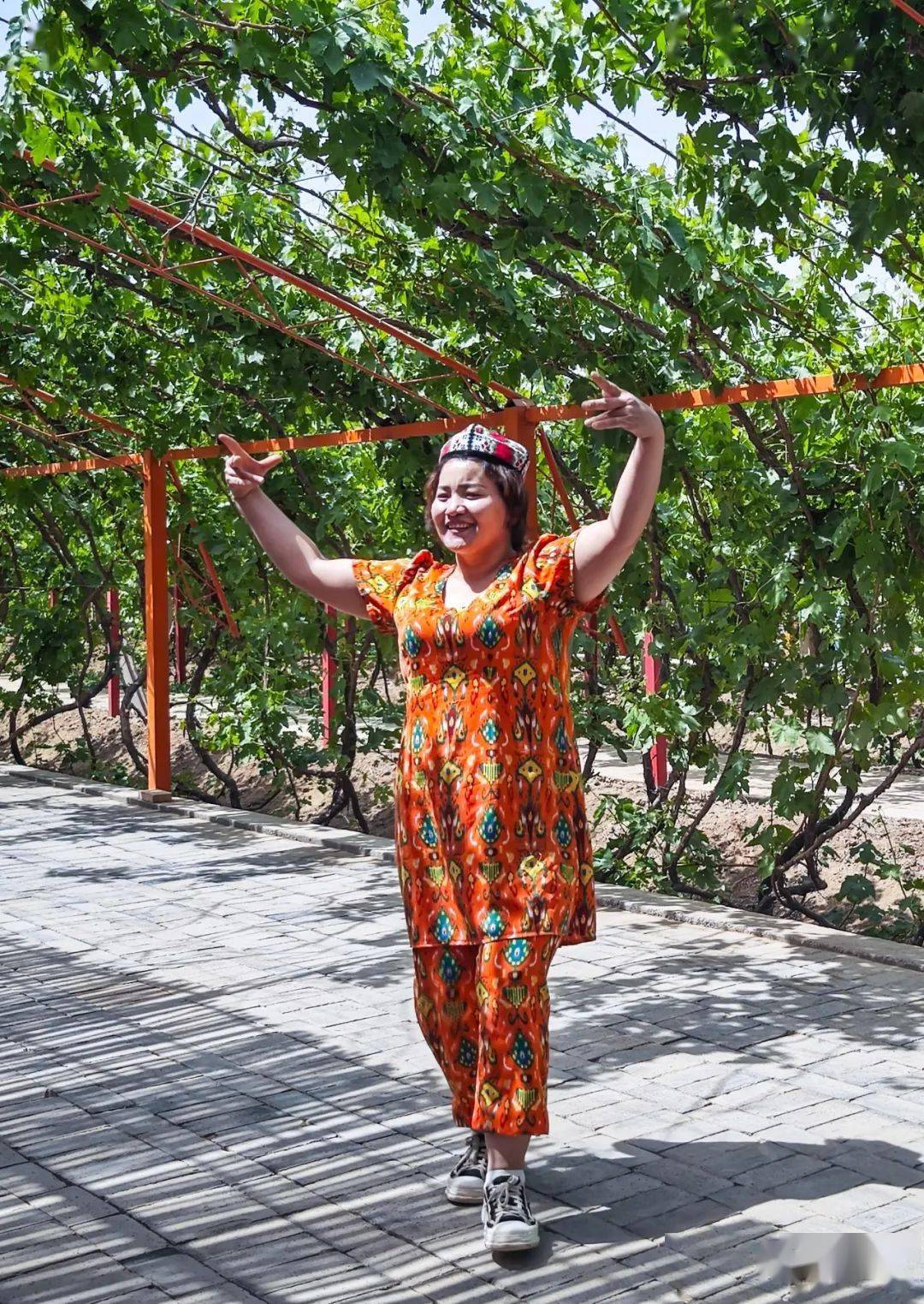 新疆:维族人家葡萄园_吐鲁番_游客_摄影