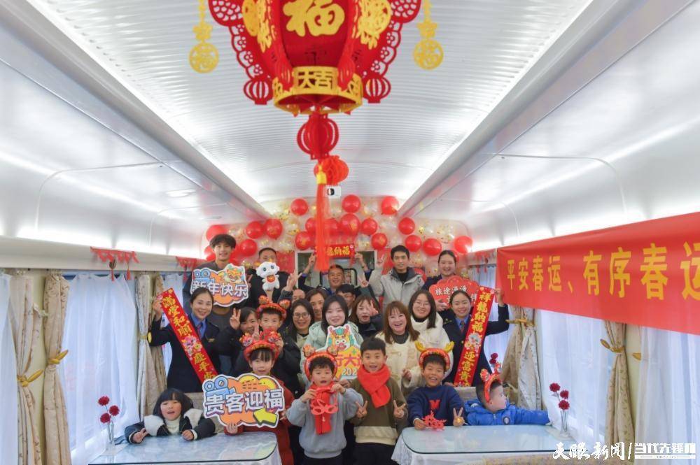 开展了"春节列车之旅,共享欢乐时光"主题活动,邀请旅客在车厢内包饺子