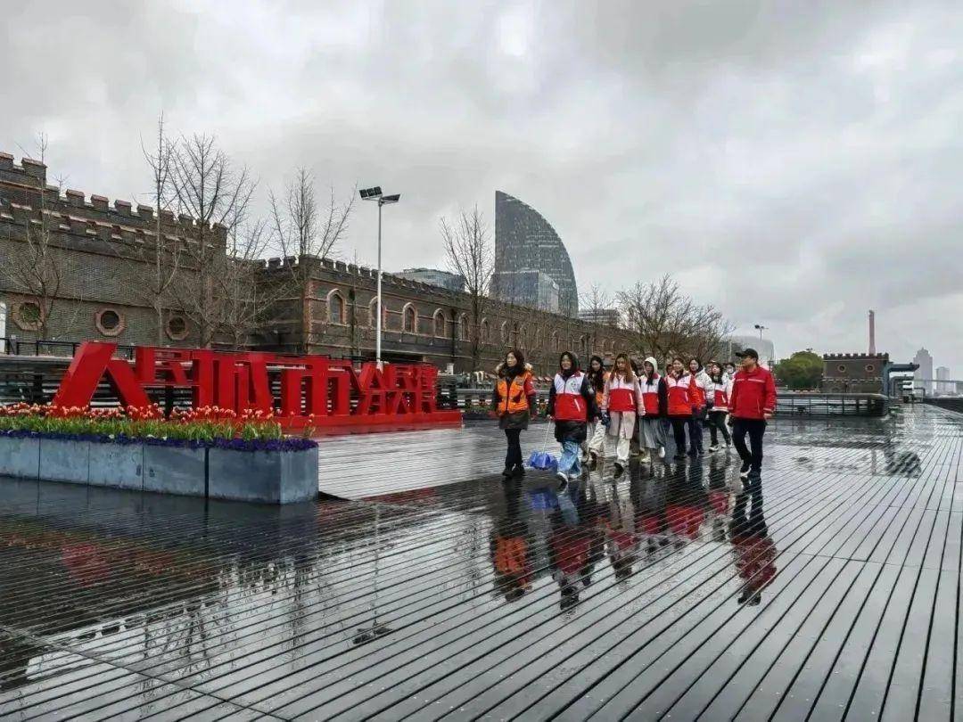 春节"志愿红" 守护滨江平安行丨爱申活 暖心春_杨浦_游客_氛围