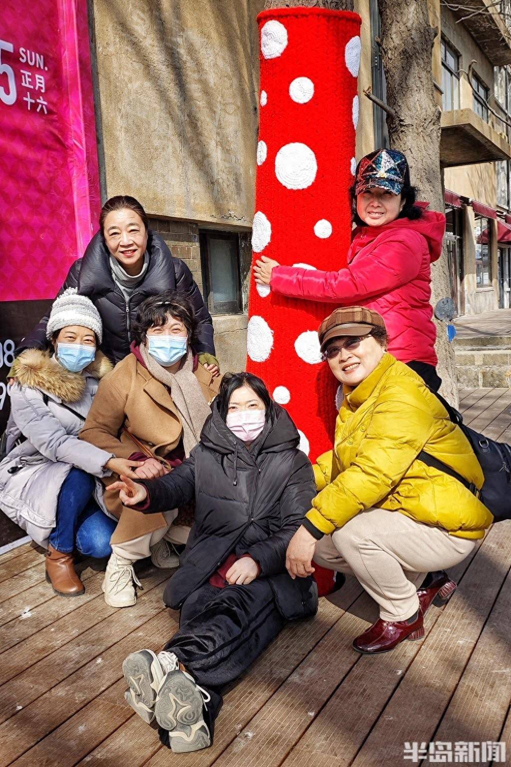 7名"织女",200斤织线,编起青岛浪漫!_树木_织品_进行