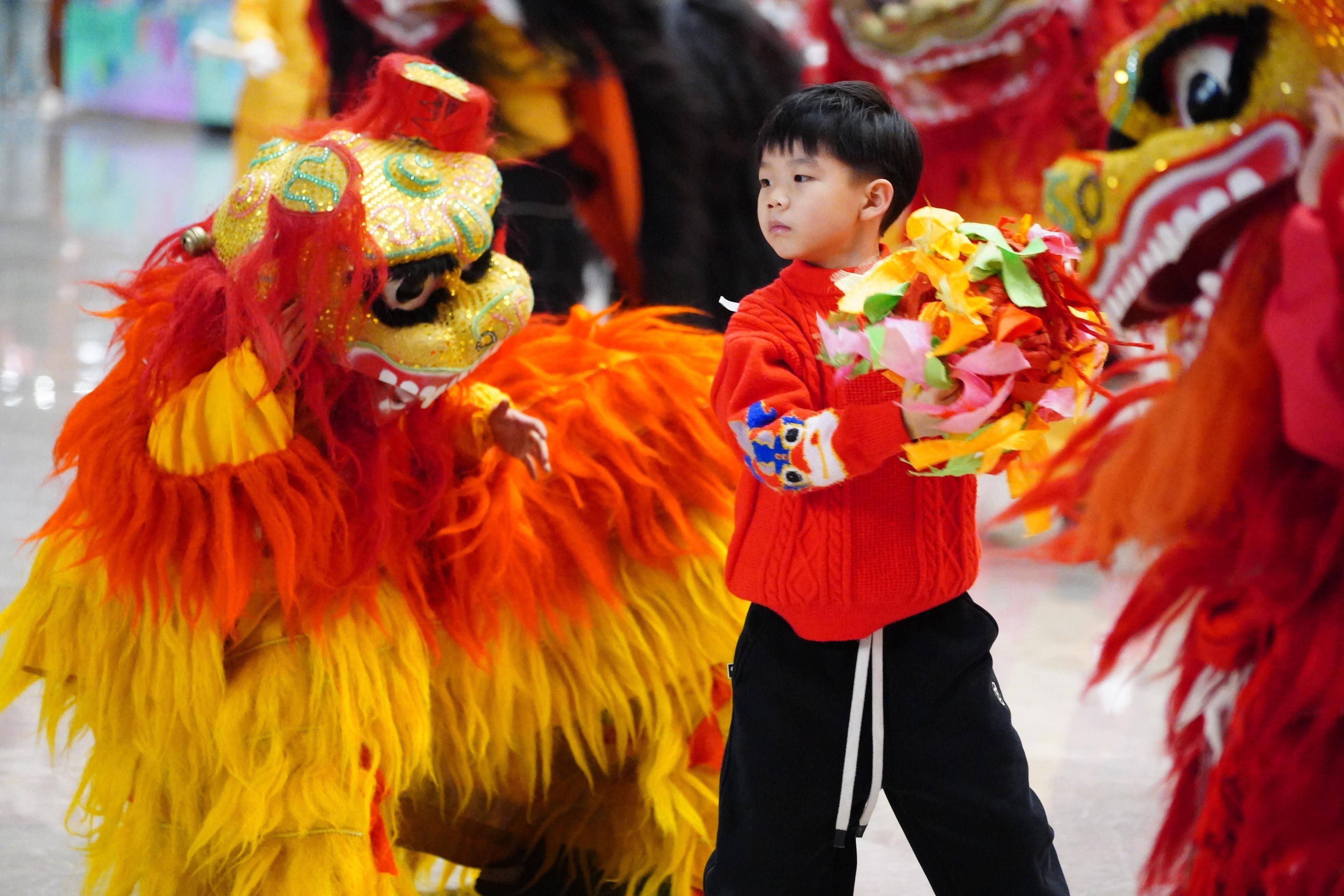 荥阳京城路街道冯寨村传承百年狮鼓技艺 共享非遗文化魅力_郑州市