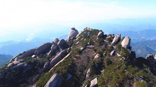 安徽潜山天柱山:天蓝如洗 山峰争秀_群峰_湖水_宁静