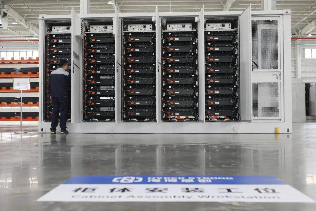 需求一线……即将发往全球清洁能源,一台台储能系统集装箱排列整齐,近