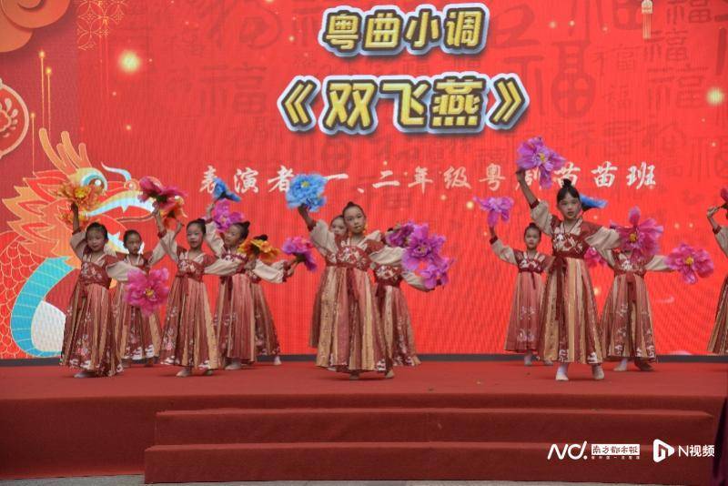 在开学典礼上,旧部前小学的管乐队,粤剧队,语言艺术队,足球队带来精彩