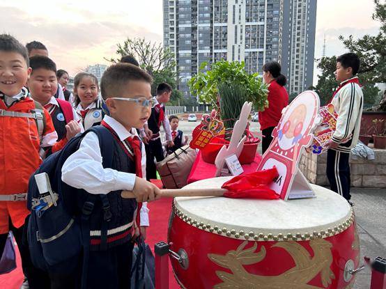 三水学校仪式感拉满→_幼儿园_小学_西南街道