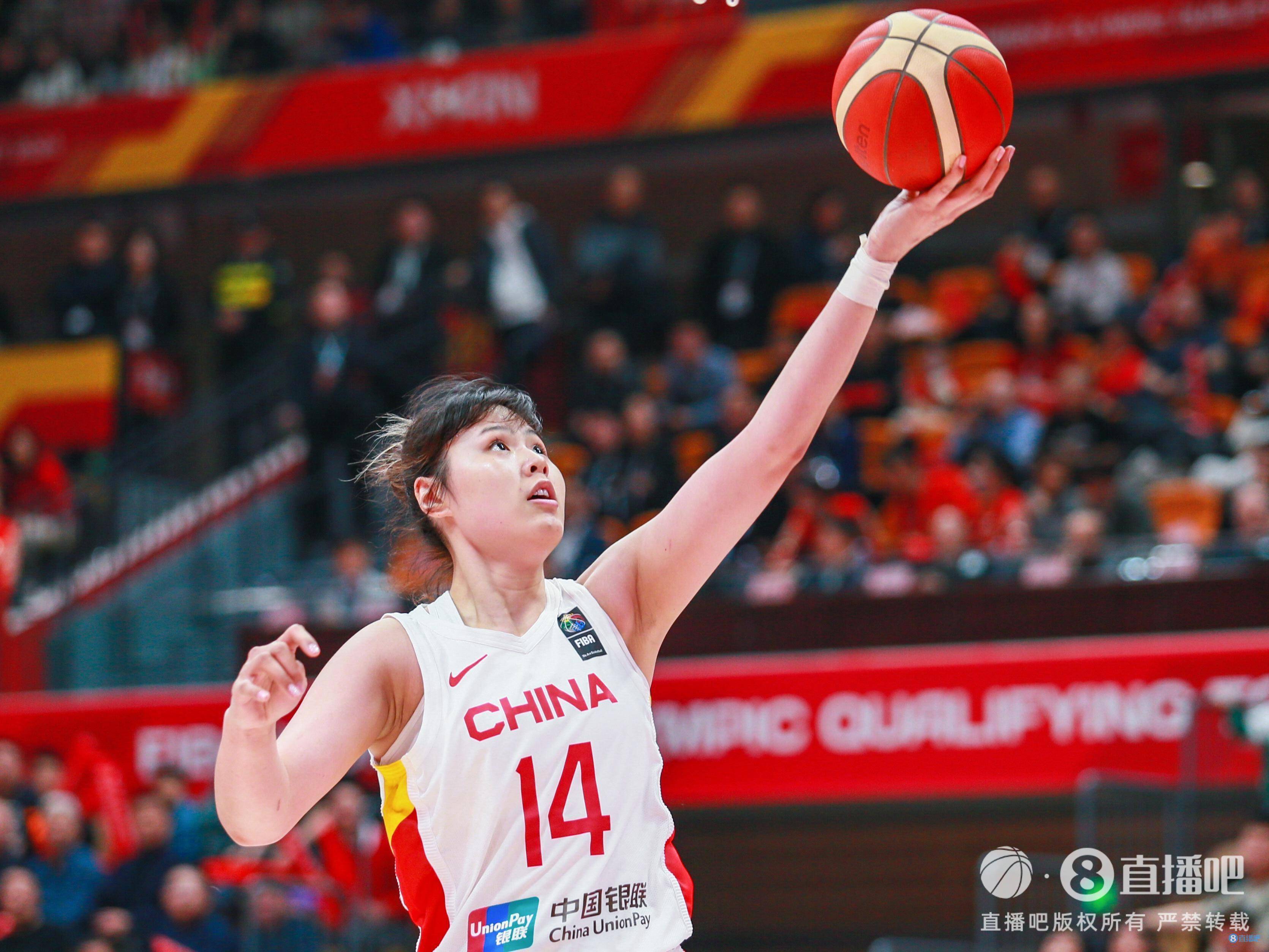 在李月汝心中,中国女篮永远是第一位的.