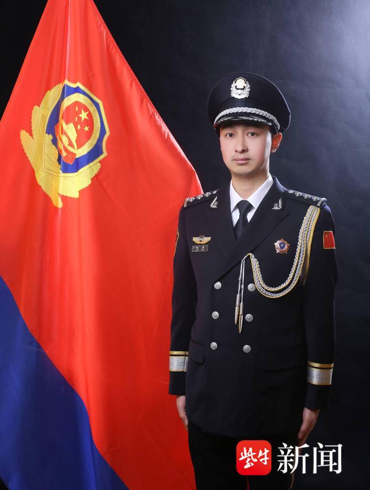 面对丹阳公安到校招警的机会,毛帅毅然推拒了一家央企的高薪橄榄枝