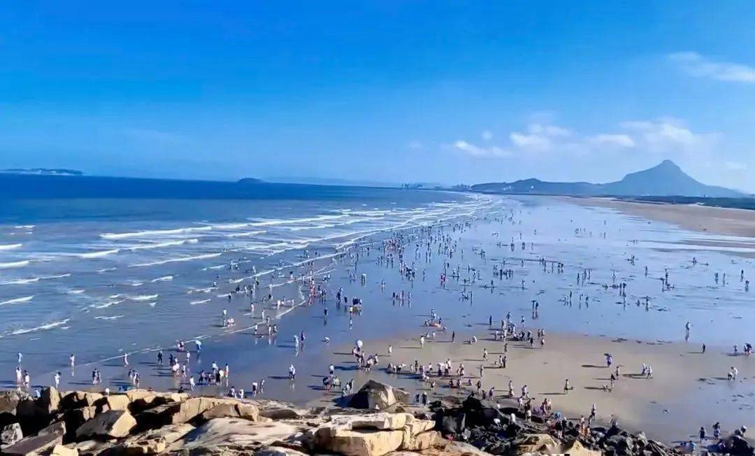 度假村勾勒出海天一色的壮丽景色一望无际的碧海蓝天广阔绵密的白沙滩