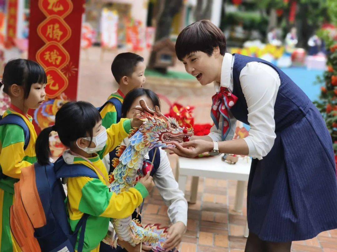 一声声稚嫩的问候,唤醒了南海区机关幼儿园的活力.