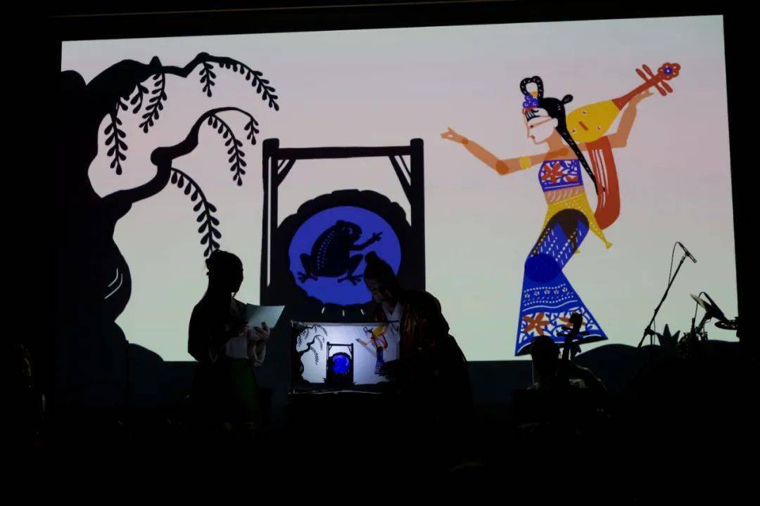 晚会总监matthieu lecoq用法语表演中国快板.表演画面.现场观众.