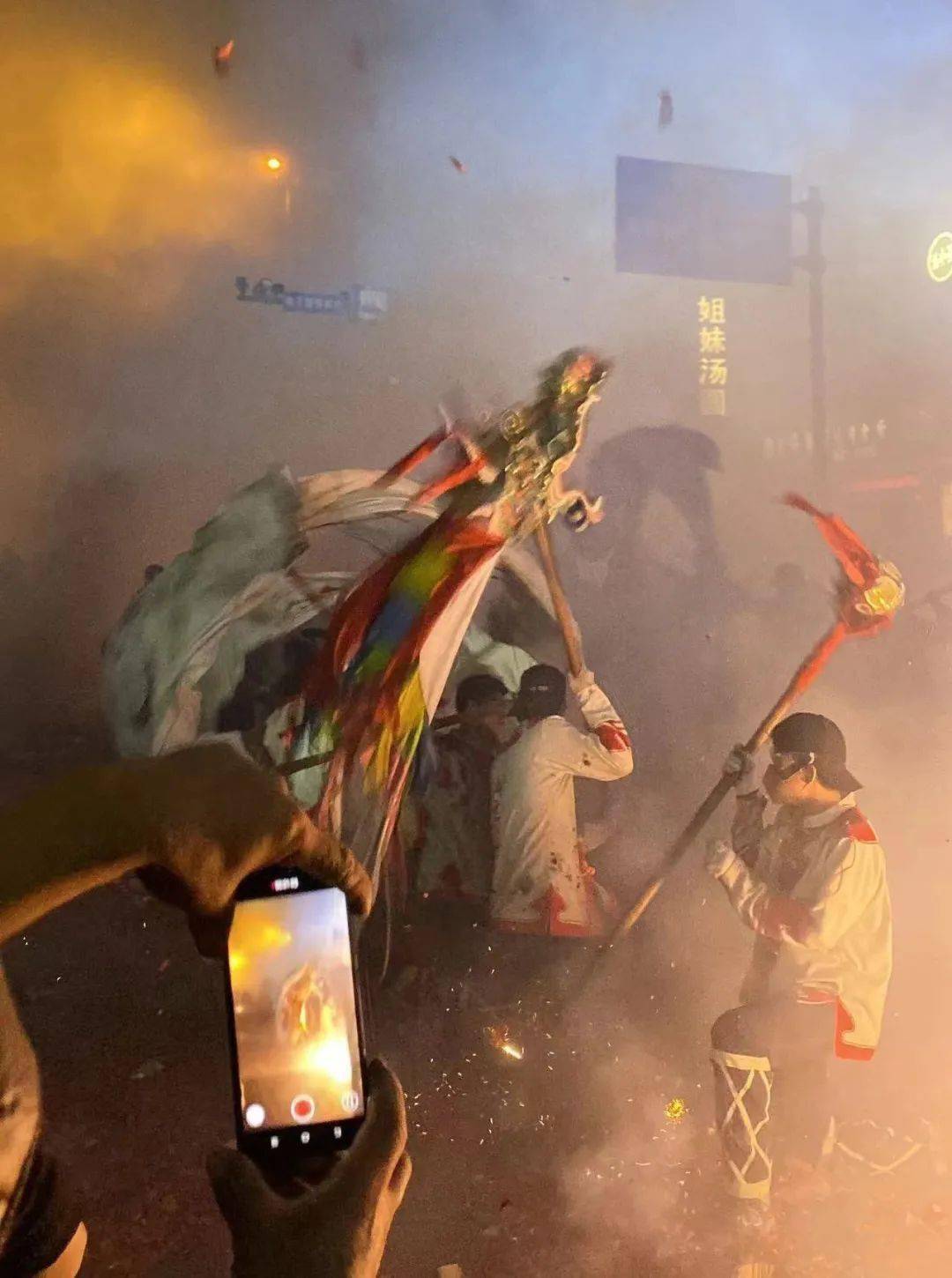 昨晚富川上灯炸龙震撼开场!巅峰之战就在…_活动_路口_红绿灯