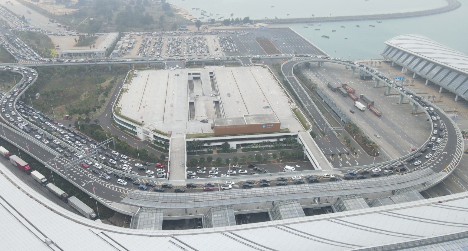 海口"三港"预约过海车辆持续高位运行,叠加前期大雾停航导致大量未能