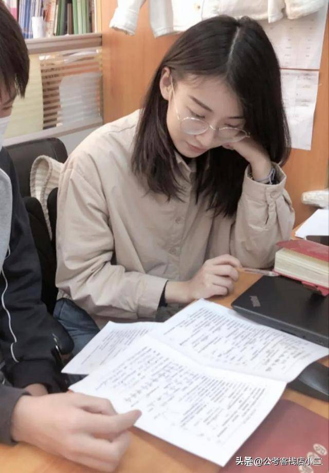 上海二中清纯女教师出轨16岁男学生,丈夫举报,聊天记录不堪入目_教育